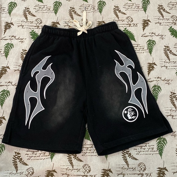 Hellstar Dagger Print Mid Rise Shorts Men Black